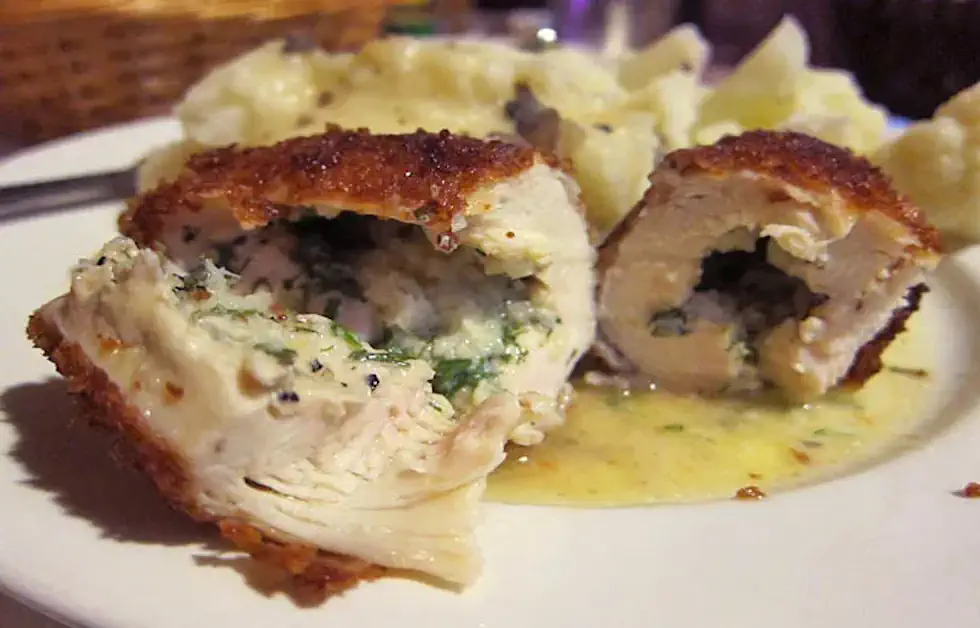 🍗 Deliciosas Trouxinhas de Frango Recheadas: Um Recheio Surpreendente com Sabor Caseiro 2 Deliciosas Trouxinhas de Frango Recheadas