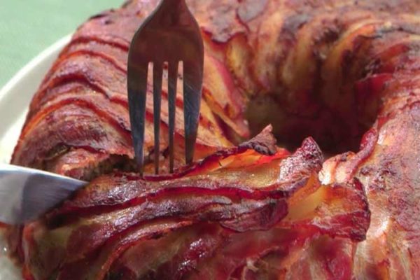 Bolo de Carne com Bacon Fatiado