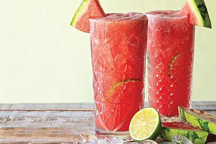 6 Receitas com Melancia o Coringa do Verão 4 Caipirinha de Melancia
