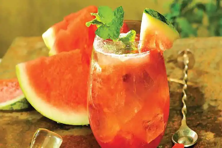 6 Receitas com Melancia o Coringa do Verão 5 Coquetel de Espumante e Melancia