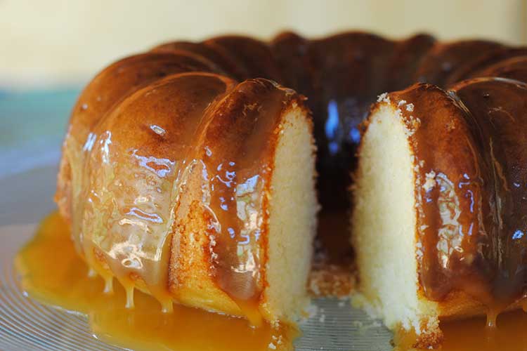 Receita de Bolo Amanteigado com Calda de Caramelo 2 Receita de Bolo Amanteigado com Calda de Caramelo