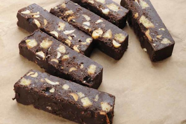 Como fazer Barras de Chocolate Com Bolacha e Amendoim