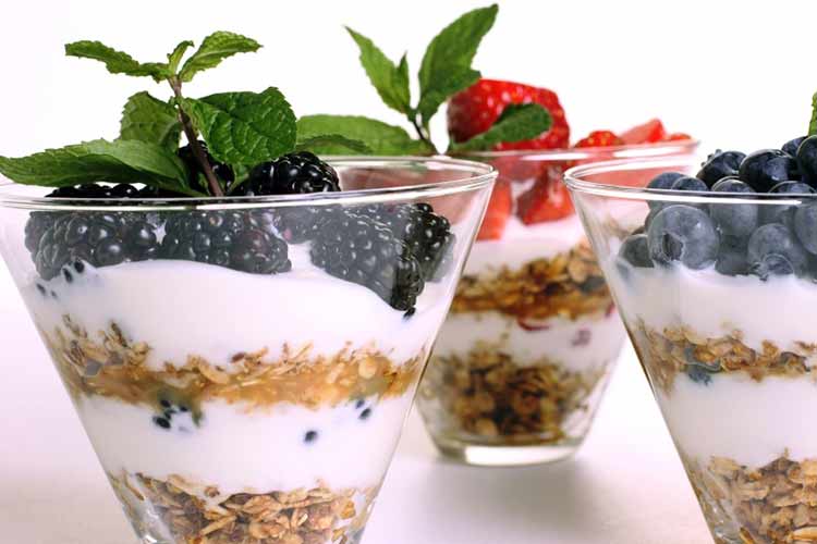 Como fazer Iogurte com Frutas e Granola Caseira