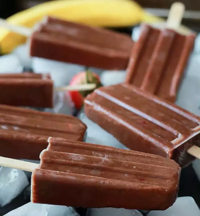 Receita de Picolé de Banana e Cacau (Vegano e sem Açúcar) 2 Picolé de Banana e Cacau