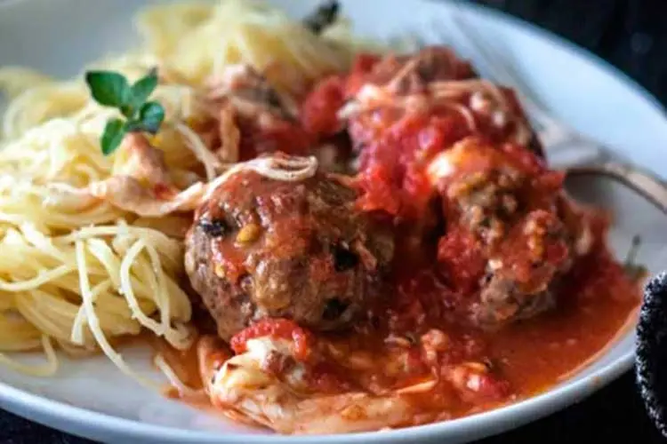 Spaghetti ao Sugo com Almôndegas
