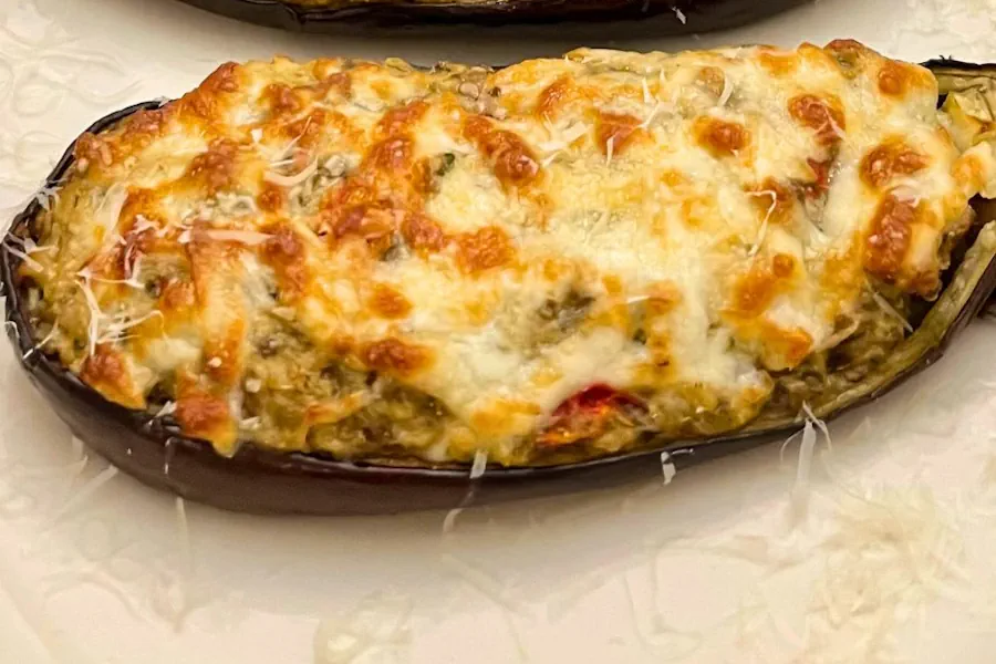 Berinjela Recheada com Carne Moída e Bacon: Suculenta e Gratinada 2 Berinjela Recheada com Carne Moída e Bacon