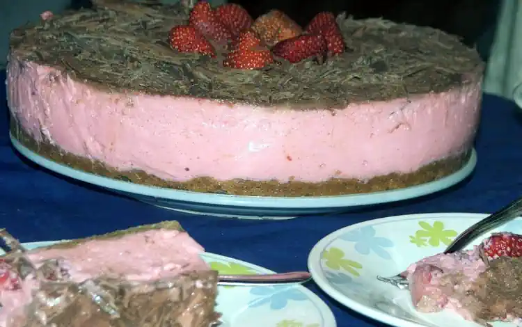 Torta Mousse de Morango com Chocolate