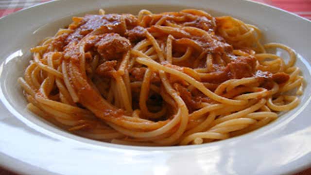 Espaguete Com Molho de Linguiça