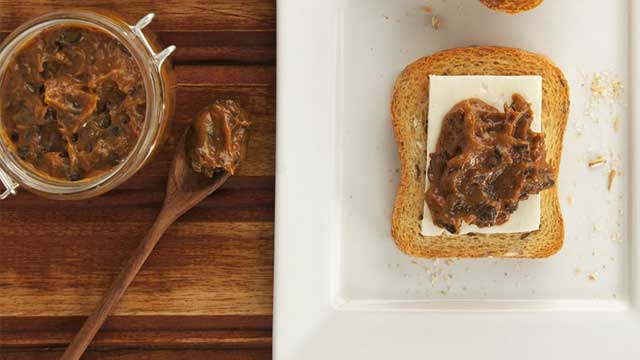 Torrada com Doce de Leite e Ameixa