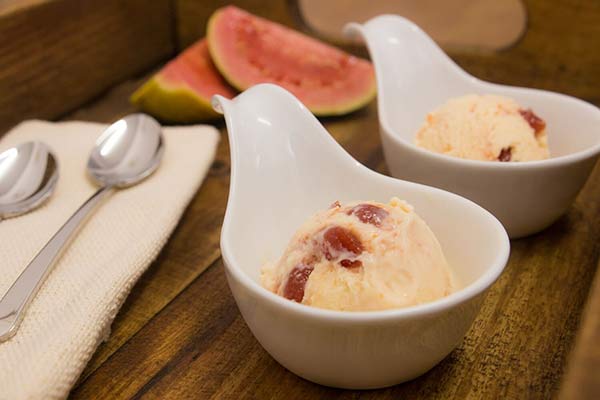 Sorvete de Baunilha com Requeijão Cremoso Tirolez e Goiabada 2 sorvete-de-baunilha-com-requeijao-cremoso-tirolez-e-goiabada-2
