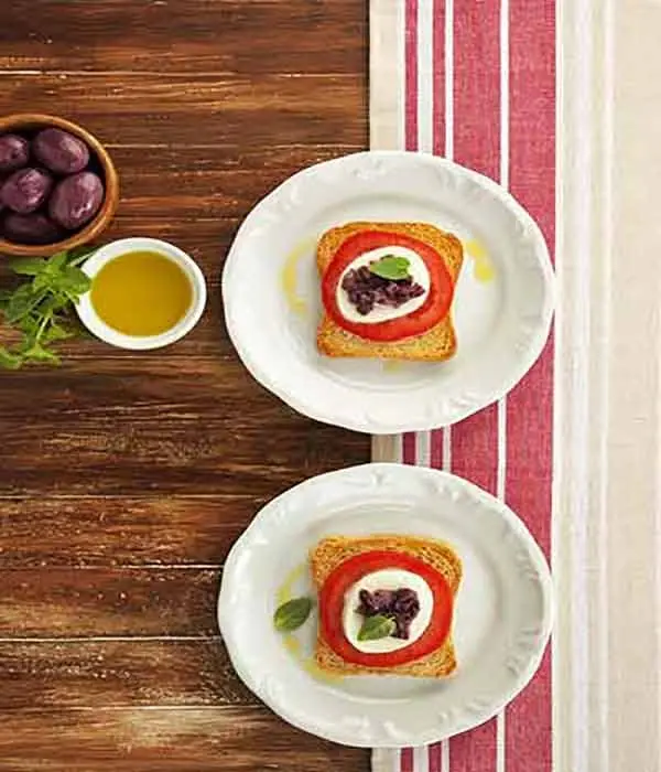 2 Receitas Deliciosas Torradas com Bruschetta Caprese e Torrada Floresta Negra 2 Torradas com Bruschetta Caprese