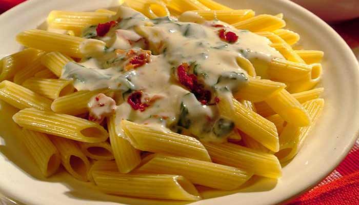 Como fazer Penne ao Molho de Espinafre com Tomate Seco