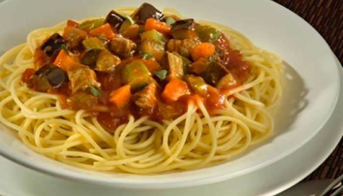 Spaghetti Grano Duro Adria ao Molho de Berinjela com Carne