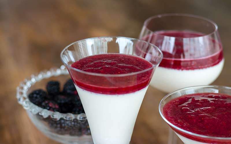 Panna Cotta de Queijo Cottage e Frutas Vermelhas Panna Cotta de Queijo Cottage e Frutas Vermelhas