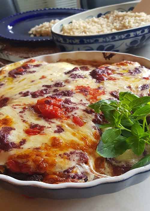 Como Fazer Parmegiana de Coxa e Sobrecoxa Desossada. Quer aprender a fazer um parmegiana de respeito? Coxa e sobrecoxa de frango com pesto de azeitona virou um parmê. Como Fazer Parmegiana de Coxa e Sobrecoxa Desossada. Quer aprender a fazer um parmegiana de respeito? Coxa e sobrecoxa de frango com pesto de azeitona virou um parmê.