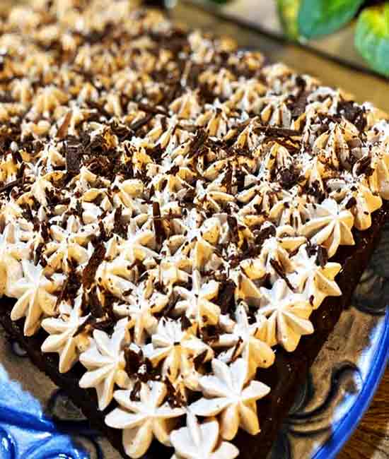Como fazer Poke Cake de Chocolate tem recheio vertical, cobertura de creme e decoração com chantilly 2 Como fazer Poke Cake de Chocolate