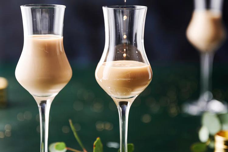 8 Receitas de Licores Caseiros para você fazer e se deliciar em casa! 4 Receitas de Licores Caseiros