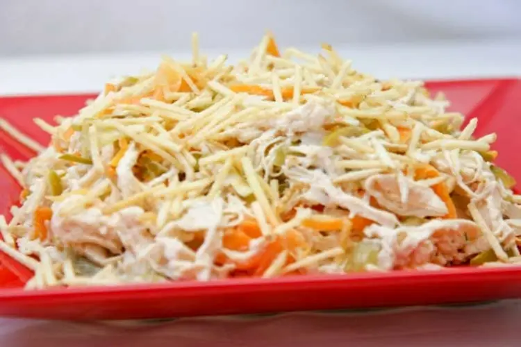 13 Deliciosas Receitas de Natal – Opções Pratos Principais e Sobremesas para sua ceia deliciosa 2 Salpicão de Frango