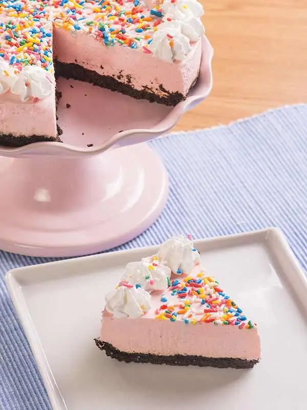 Confira 3 Dicas de Sobremesas para aproveitar o verão. Milkshake bem-casado, Sorvete Crocante e Torta Milk-shake 4 Torta Milk-shake de Morango