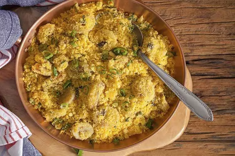 18 Deliciosas Receitas para a Ceia de Ano Novo, prepare um cardápio completo para agradar sua família e amigos 3 Farofa de Banana