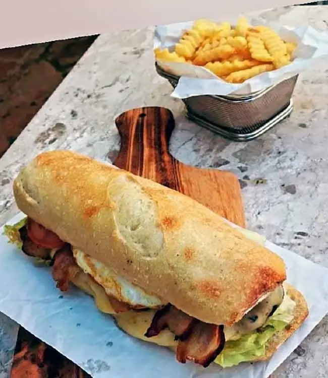 Aprenda a preparar Sanduíche de File Mignon e Queijo, o Parati Clássico, marca registrada da Pousada do Sandi 2 Sanduiche de File Mignon e Queijo