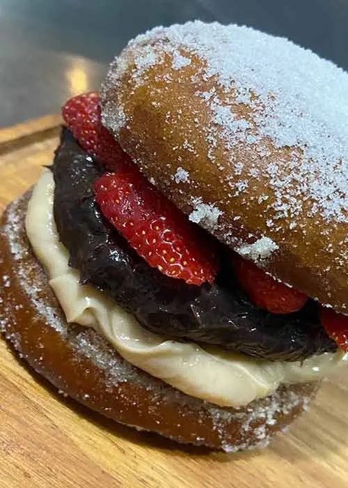 Quem disse que hambúrguer não pode ser doce? Hambúrguer de Chocolate com Creme de Doce de Leite 2 Hambúrguer de Chocolate com Creme de Doce de Leite