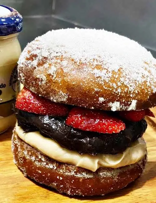 Quem disse que hambúrguer não pode ser doce? Hambúrguer de Chocolate com Creme de Doce de Leite 3 Hambúrguer de Chocolate com Creme de Doce de Leite