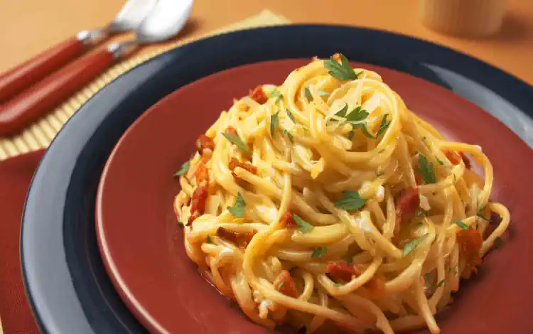 Dia dos Pais: Aprenda 3 Receitas Carbonara Express, Iscas Crocantes de Frango e um saboroso Crumble de Maçã 2 Dia dos Pais Carbonara Express
