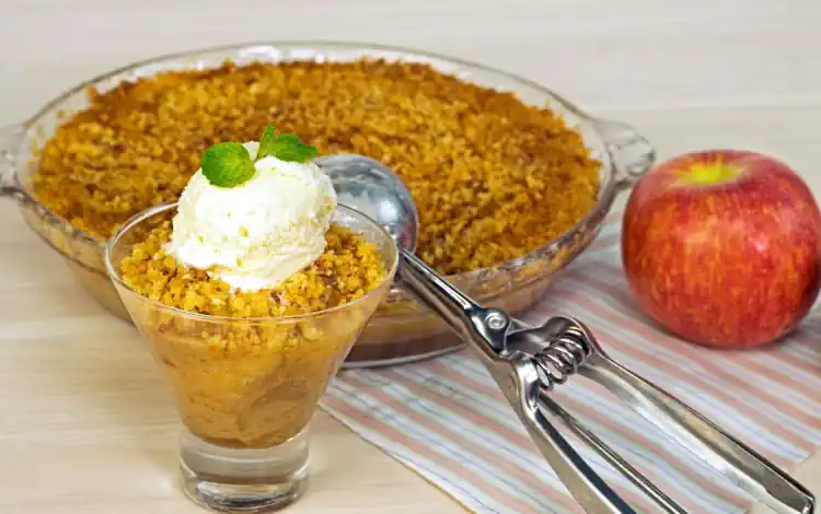 Dia dos Pais: Aprenda 3 Receitas Carbonara Express, Iscas Crocantes de Frango e um saboroso Crumble de Maçã 4 Dia dos Pais Crumble de Maçã