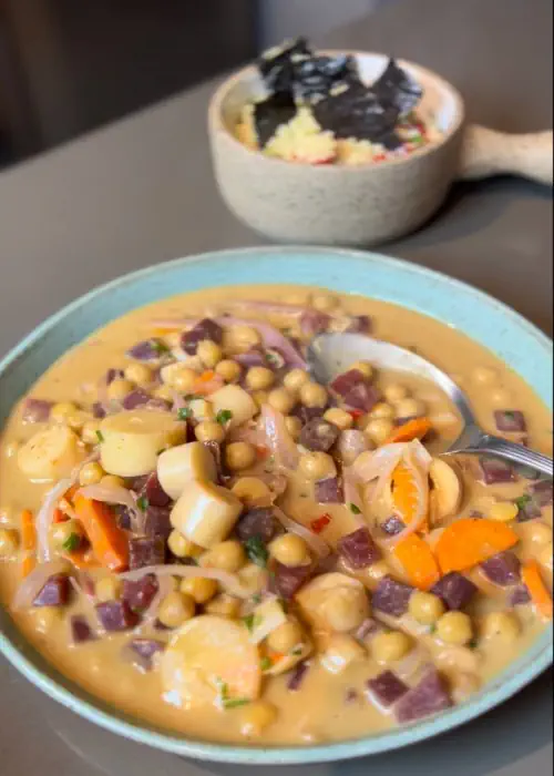 Curry de Legumes, Prato com diferentes opções de vegetais é a sugestão para ocasião 2 couscous marroquino