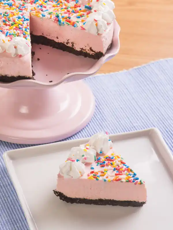 Veja como fazer Torta Milk-shake de Morango. A receita é simples e promete encantar as crianças 2 Torta Milk-shake de Morango