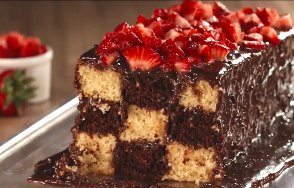 🎂 Maravilhoso Bolo Xadrez com Brigadeiro e Frutas Vermelhas 2 Bolo Xadrez com Brigadeiro