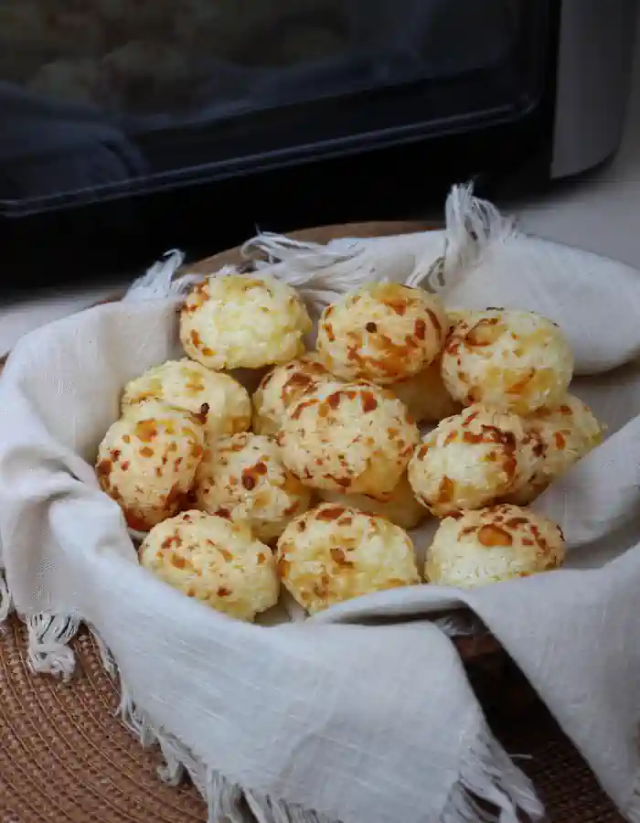 Pão de Queijo de Tapioca na Air Fryer – Crocante por Fora e Macio por Dentro 5 Pão de Queijo de Tapioca na Air Fryer